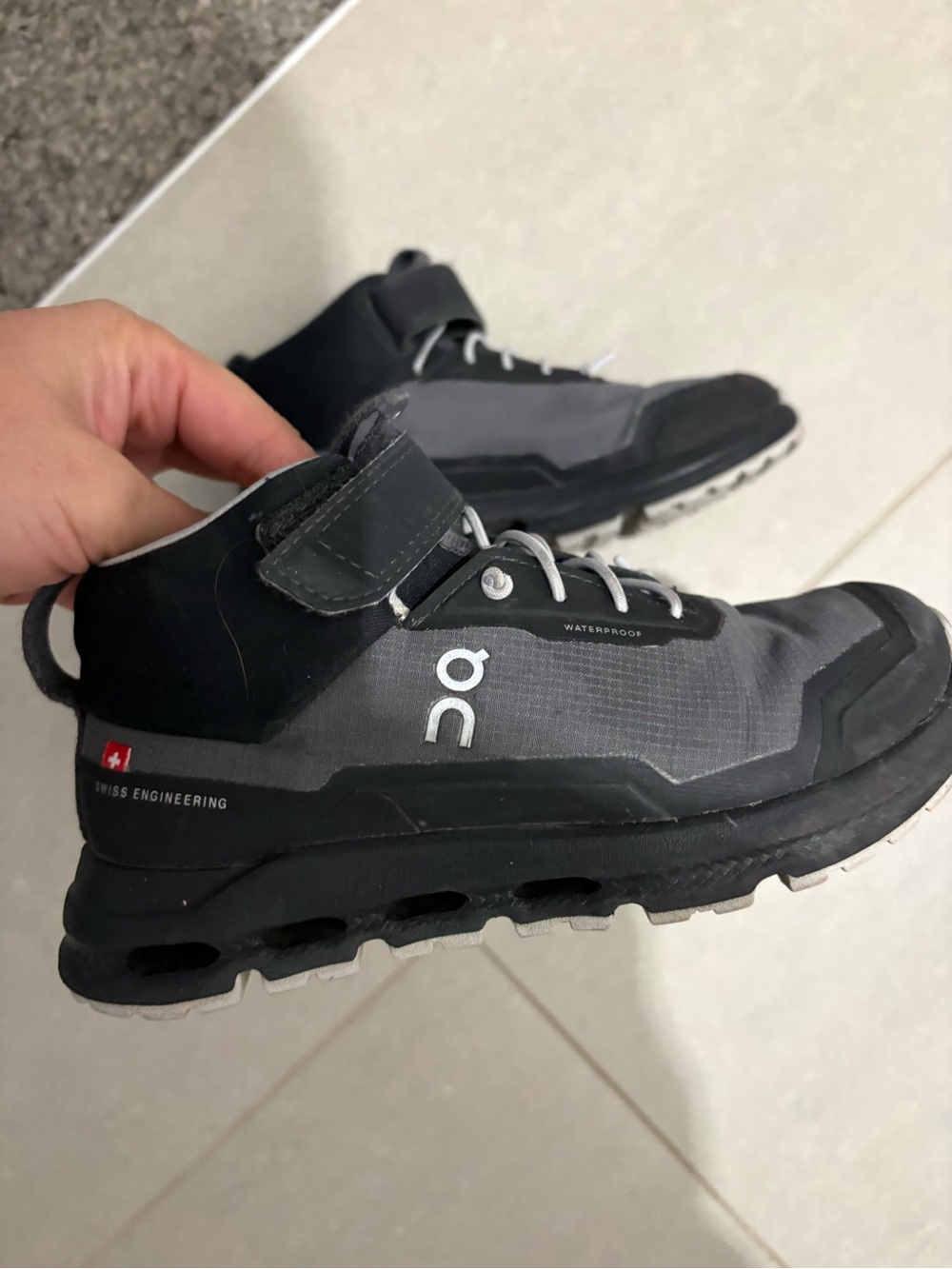On Running Kids Mid-Top Sneakers in Black and Gray